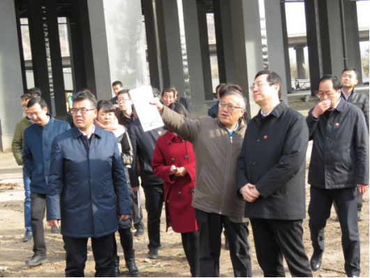 省委常委、西寧市委書記王曉在青海省物產(chǎn)集團(tuán)總公司黨委書記、總經(jīng)理王玉輝陪同下，深入青海物產(chǎn)朝陽物流園區(qū)。