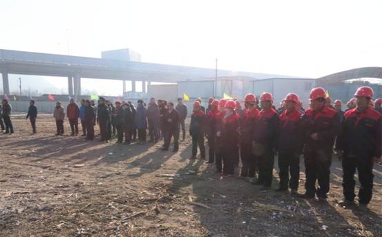 揚(yáng)鞭策馬喜圓發(fā)展夢(mèng)，萬(wàn)眾一心共筑新長(zhǎng)城